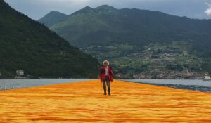 La più bella installazione di arte pubblica del 2016 nel mondo? The Floating Piers di Christo sul Lago d’Iseo
