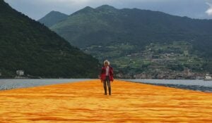 Christo e The Floating Piers raccontati da Germano Celant. Videointervista al curatore dell’opera sul Lago d’Iseo