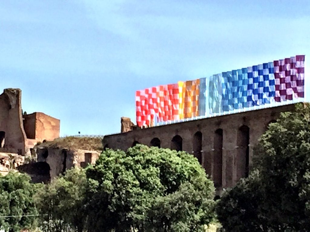 Daniel Buren alza le sue bandiere sul Palatino. Immagini in anteprima del progetto site specific romano