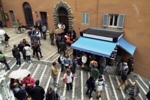 A Perugia apre Edicola 518. Un chiosco si reinventa spazio per la creatività, fra editoria d’arte, performance, arte pubblica