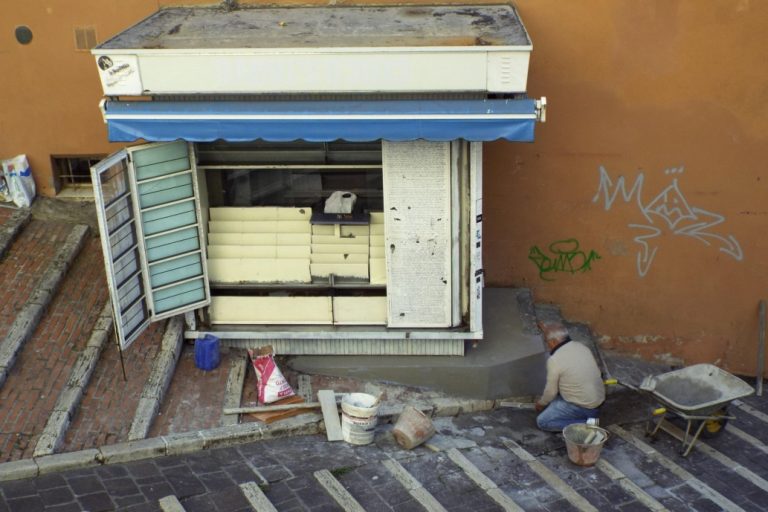 Edicola di via Sant'Ercolano ora di "Emergenze" / Lavori in corso