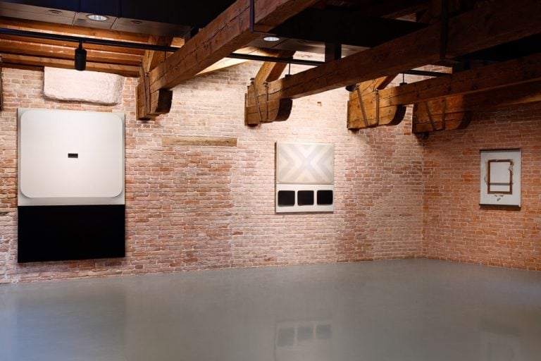 Fabio Mauri, Schermo, 1970 - Drive In 2, 1962 - Schermo carta rotto, 1957-90 - Pinault Collection - Courtesy Giorgio Benni, Roma - Installation view at Punta della Dogana, 2016 - © Palazzo Grassi, photo Fulvio Orsenigo