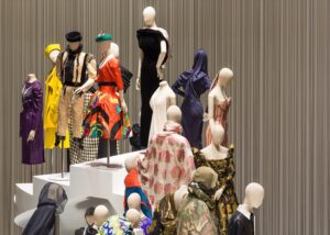 Tre secoli di moda in mostra a Parigi. Intervista con Pamela Golbin
