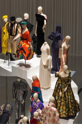 Fashion Forward, 3 siècles de mode (1715-2016) – installation view at Les Arts Décoratifs, Parigi 2016 – photo Luc Boegly