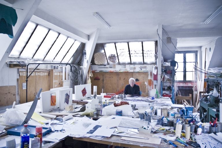 François Morellet nel suo “pensatoir” - Cholet, 2010 - Courtesy Studio Morellet, Cholet