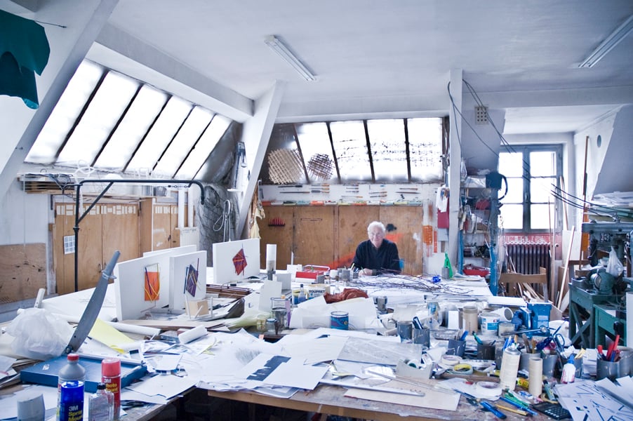 François Morellet nel suo “pensatoir” – Cholet, 2010 – Courtesy Studio Morellet, Cholet