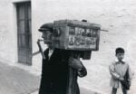 Gianni Berengo Gardin, Uomo con macchina per fototessera da strada, Puglia, 1966