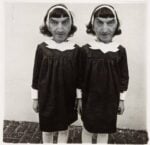 Gianni Romano dentro Diane Arbus, Identical Twins, Montalbano Jonico, 1970