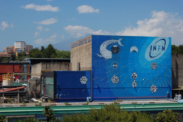 Il murale di Poki all'Istituto Nazionale di Fisica Nucleare, Catania 2016 - photo Elena Bonaccorsi