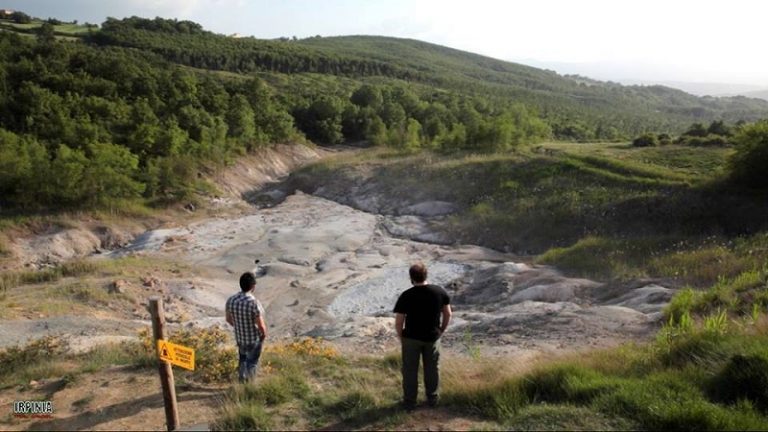 Irpinia, mon amour - scena iniziale sulla mefite e il cartello di Pericolo di Morte