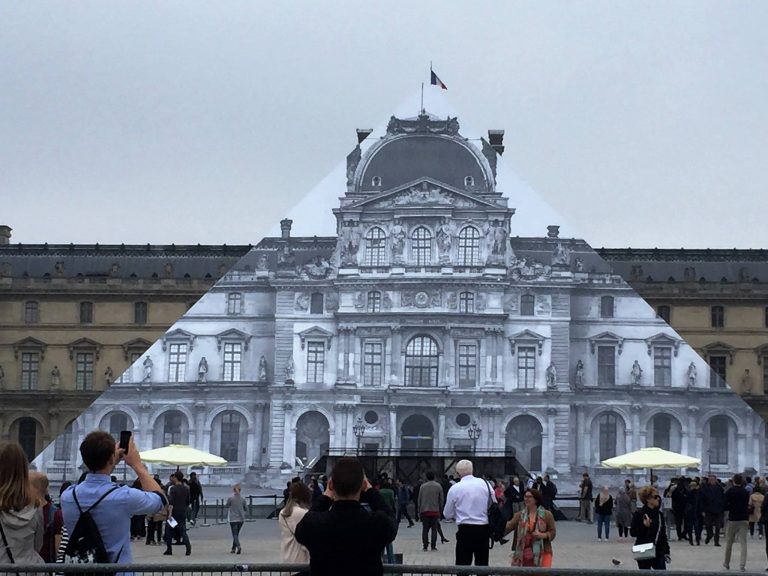 La Piramide del Louvre rivisitata da JR