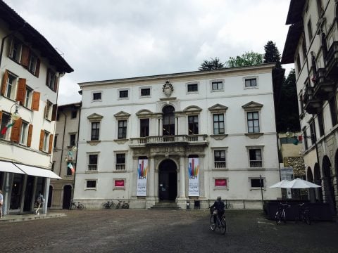 La facciata della Biblioteca Civica Vincenzo Joppi, sede dell'opera audio di Kraig Grady