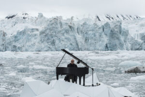 Un pianoforte in mezzo ai ghiacci. Ludovico Einaudi suona in Artico per Greenpeace