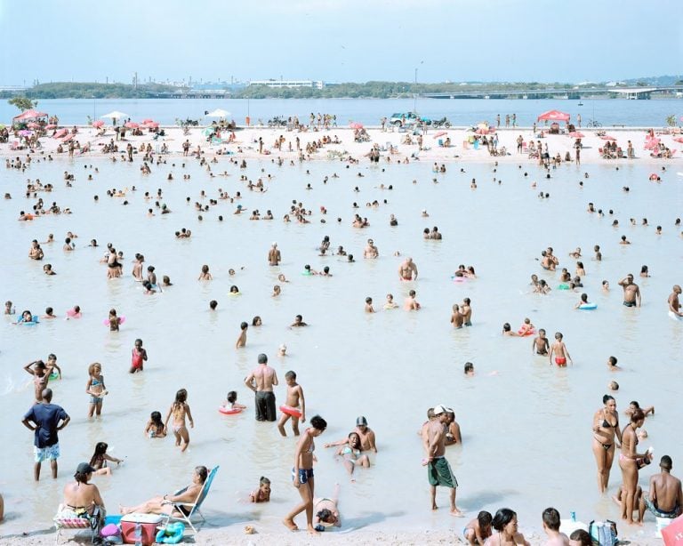 Massimo Vitali, Piscinão de Ramos, Brazil, 2013