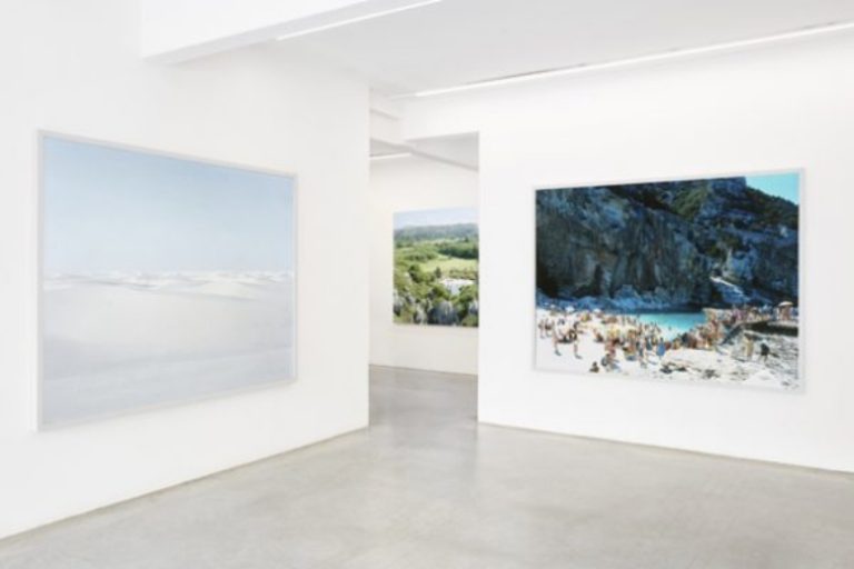 Massimo Vitali, Ronchini Gallery, Londra (foto Luke A. Walker)