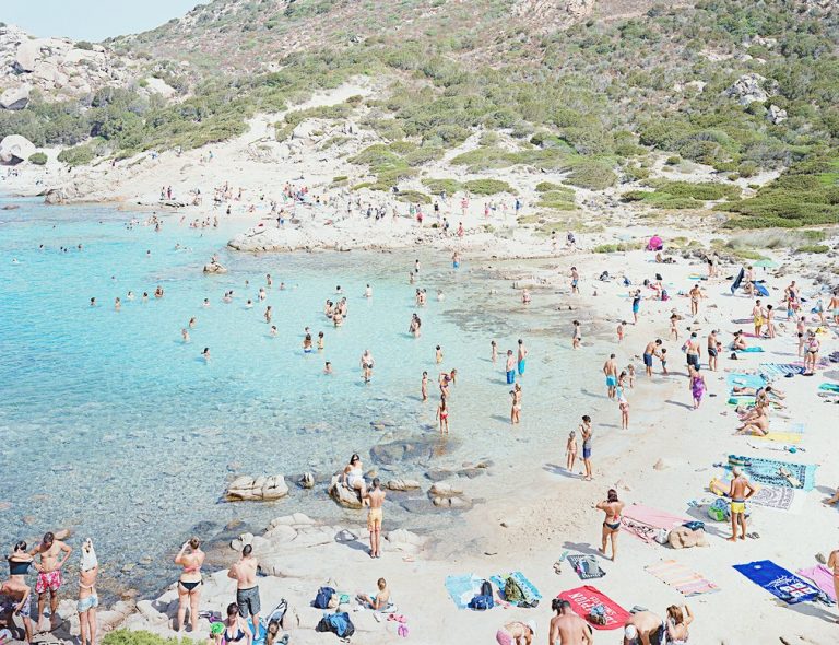 Massimo Vitali Spargi Cala Corsara 2013 Italiani in trasferta: le spiagge metafisiche di Massimo Vitali alla Ronchini Gallery di Londra 