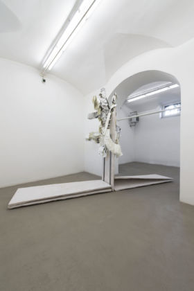 Michael Dean - Stamen Papers - installation view at Fondazione Giuliani, Roma 2016 - photo Giorgio Benni