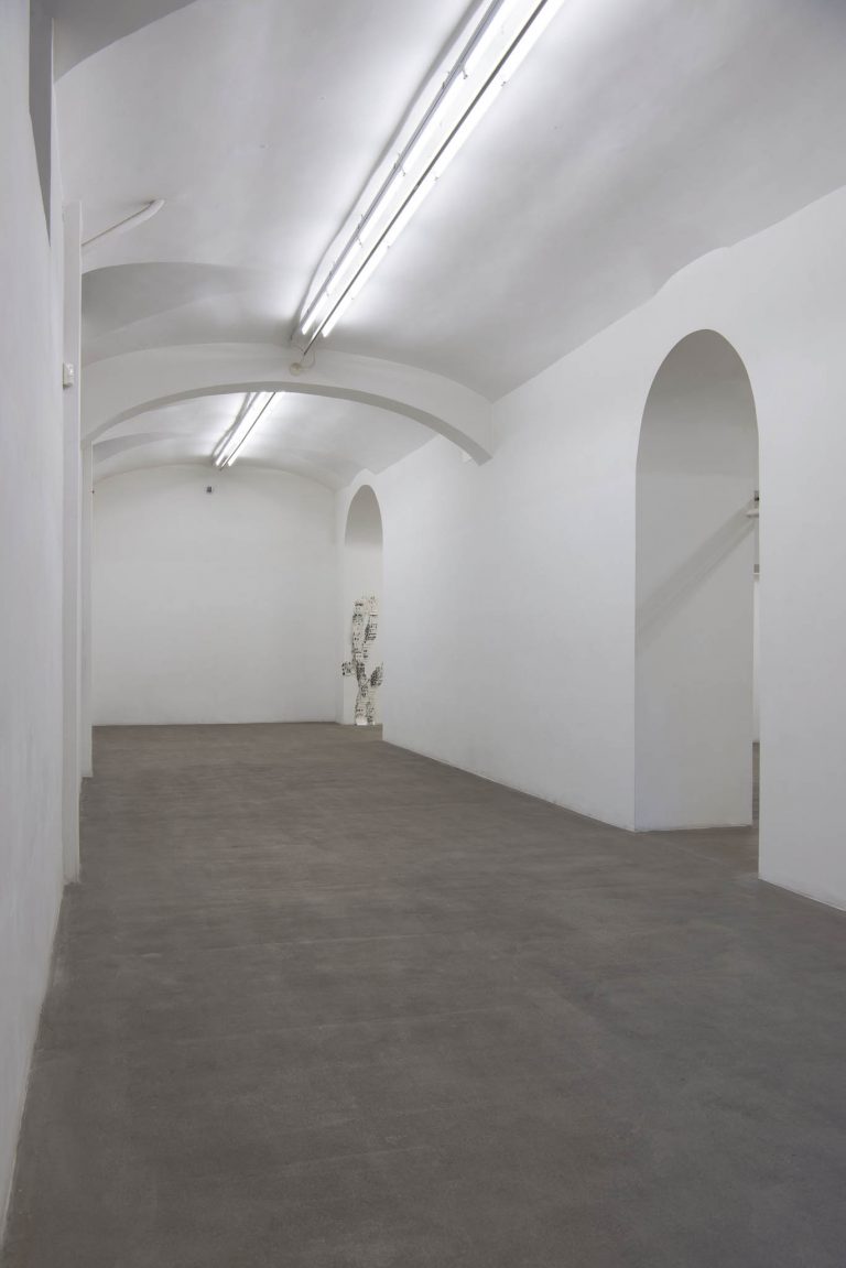 Michael Dean - Stamen Papers - installation view at Fondazione Giuliani, Roma 2016 - photo Giorgio Benni