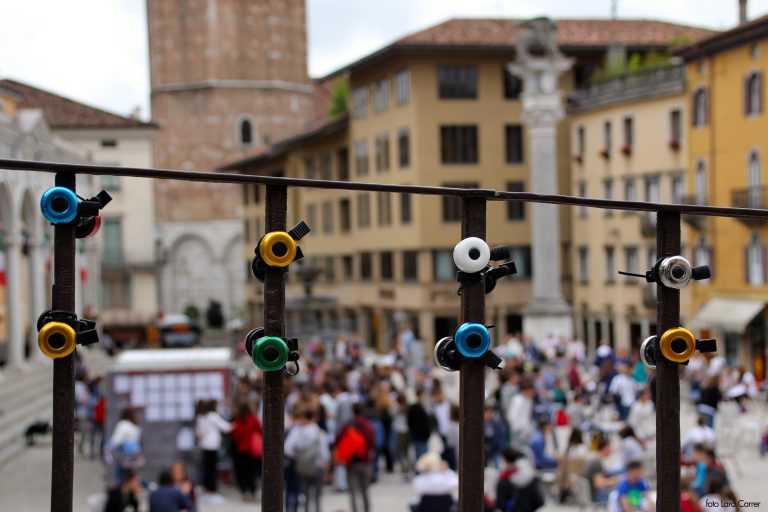 No Loiteringm a cura di Continuo installazione urbana con 100 campanelli di bicicletta Foto Lara Carrer Sound art alla friulana. Invasioni sonore a Udine