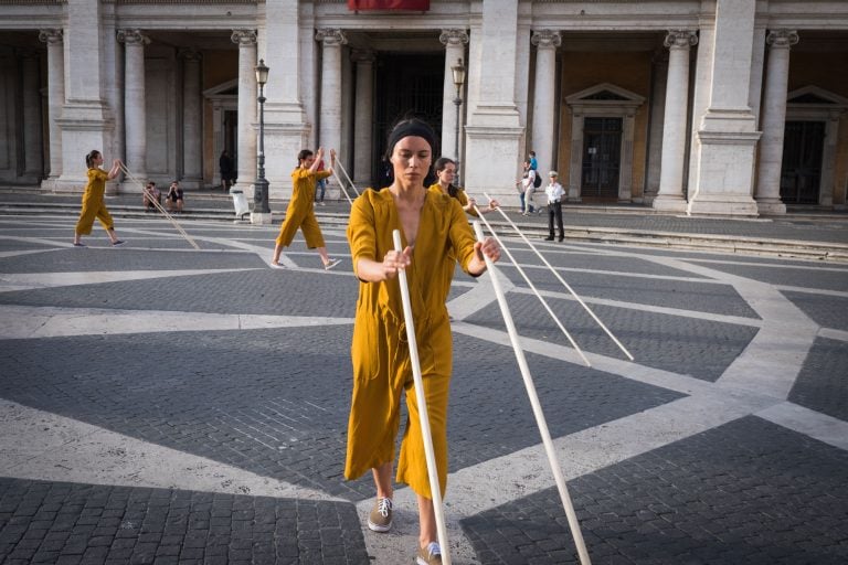 Bryony Roberts e Melissa Lohman, Corpo Estraneo, performance Roma Piazza del Campidoglio 2016