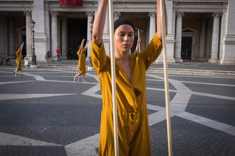 Bryony Roberts e Melissa Lohman, Corpo Estraneo, performance Roma Piazza del Campidoglio 2016