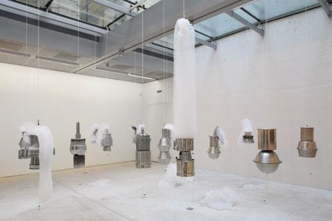 Roger Hiorns, Untitled, 2015 - Courtesy Corvi-Mora, Londra - installation view at Galerie im Taxispalais, Innsbruck - © VG Bild-Kunst, Bonn 2016 - photo Rainer Iglar, Salzburg