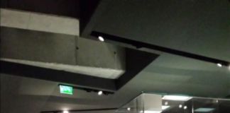 Sale del Louvre svuotate (immagine da tweet di Yannick Lintz)