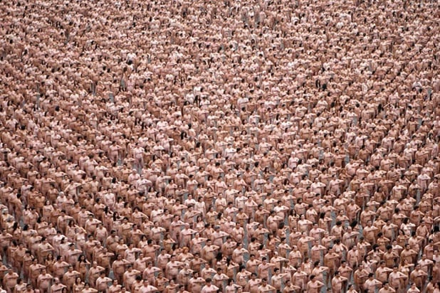 Spencer Tunick si butta in politica: 100 donne nude per protestare contro Donald Trump