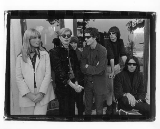 Velvet Underground e Nico con Andy Warhol - Hollywood Hills 1966 © Gerard Malanga - courtesy Galerie Caroline Smulders, Parigi
