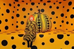 Yayoi Kusama in mostra a Stoccolma. Il video prodotto dal Moderna Museet