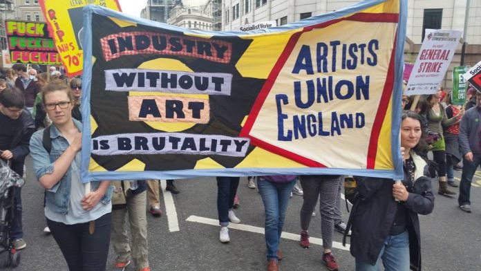 Artists’ Union England durante l' End Austerity Now protest luglio 2015 (photo via @hayleyhareart/Instagram)