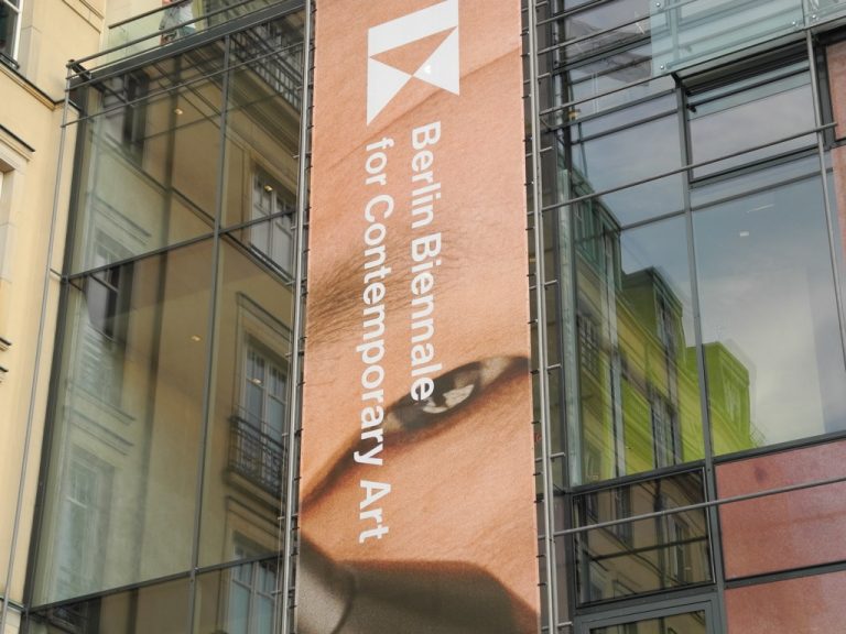 bb9 – Biennale di Berlino 2016 – facciata esterna della Akademie der Künste, sede principale della nona edizione della Berlin Biennale of Contemporary Art