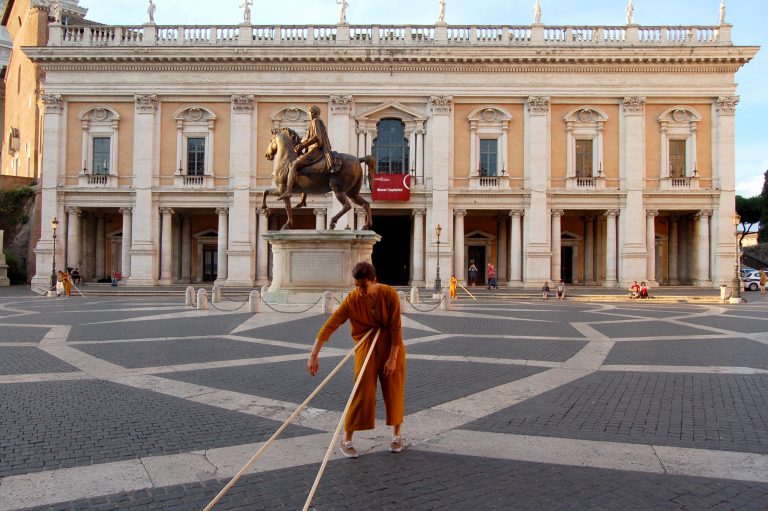 Bryony Roberts e Melissa Lohman, Corpo Estraneo, performance Roma Piazza del Campidoglio 2016