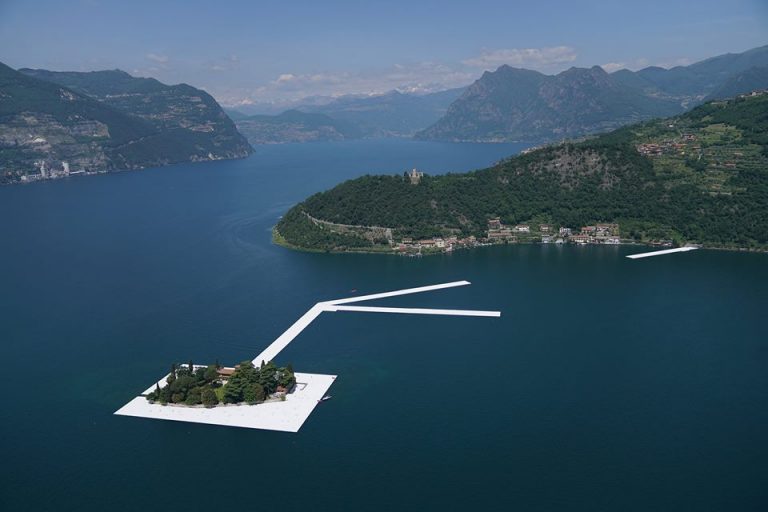 The Floating Piers, lago d'Iseo (ph credit pagina facebook del progetto)