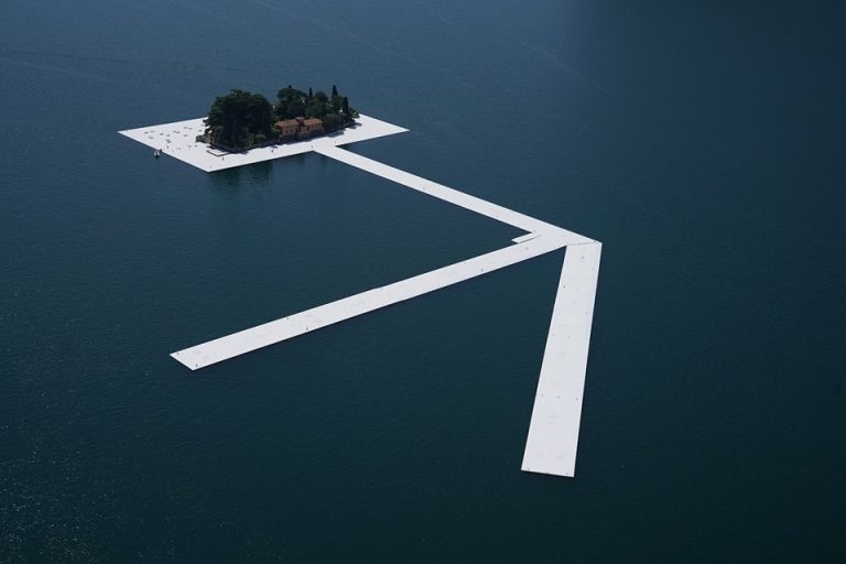 The Floating Piers, lago d'Iseo (ph credit pagina facebook del progetto)