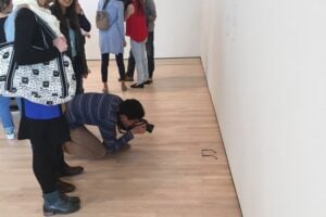 Due teenager americani posano degli occhiali a terra in un museo. Ed è subito arte