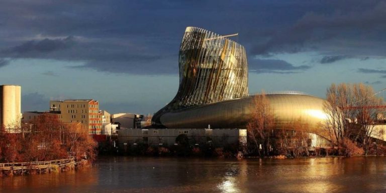 la cite du vin aux couleurs or au petit matin le 29 3500928 1000x500 La Cité du Vin: apre a Bordeaux uno spazio espositivo dedicato alla cultura del vino. Lo firma XTU Architects