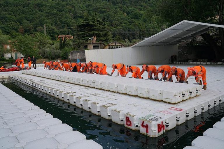 The Floating Piers, lago d'Iseo (ph credit pagina facebook del progetto)