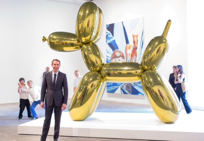 Jeff Koons ritratto al Whitney Museum di New York con il Balloon Dog