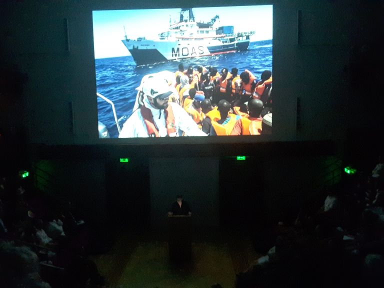 Alfredo Jaar durante la lectio alla Royal Institution, Londra 2016