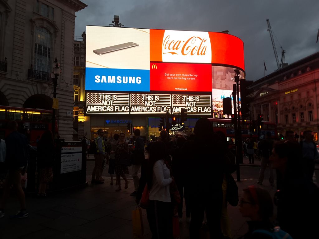 Logo for America: Alfredo Jaar a Piccadilly Circus. L’artista proietta a Londra un lavoro pensato per Times Square nel 1987