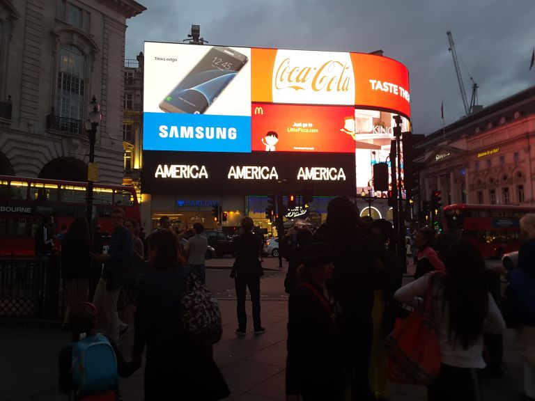 Alfredo Jaar, A Logo for America, Londra, Piccadilly Circus 2016