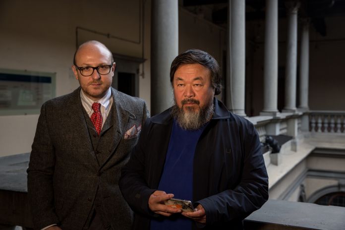 Il Direttore Arturo Galansino con Ai Weiwei nel Loggiato di Palazzo Strozzi (credito fotografico: Foto di Alessandro Moggi)