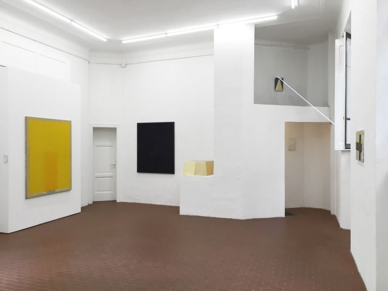 Angelo Sarleti, Too big to fail o sull’immobilismo precario, installation view at Galleria Six, Milano 2016