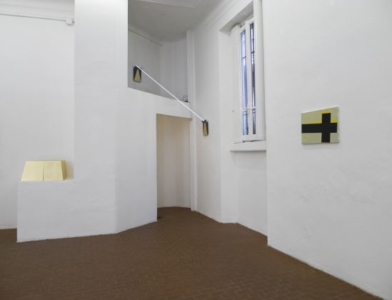 Angelo Sarleti, Too big to fail o sull’immobilismo precario, installation view at Galleria Six, Milano 2016