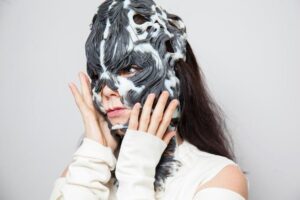 Una maschera stampata in 3D per Björk. La cantante islandese va in scena “senza pelle”