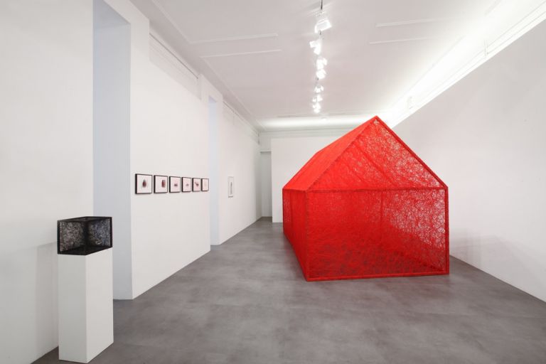 Chiharu Shiota – Follow the line - installation view at Mimmo Scognamiglio Artecontemporanea, Milano 2016