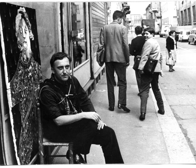 Enrico Baj fuori dal suo studio in via Bertini a Milano,1961 - © Carlo Cisventi, Milano - © Archivio Enrico Baj