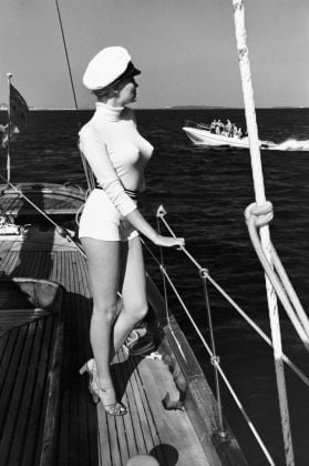 Helmut Newton, Winnie of the coast of Cannes, 1975 - dalla serie White Women - © Helmut Newton Estate