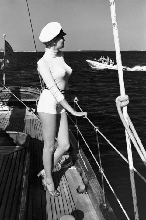 Helmut Newton, Winnie of the coast of Cannes, 1975 - dalla serie White Women - © Helmut Newton Estate